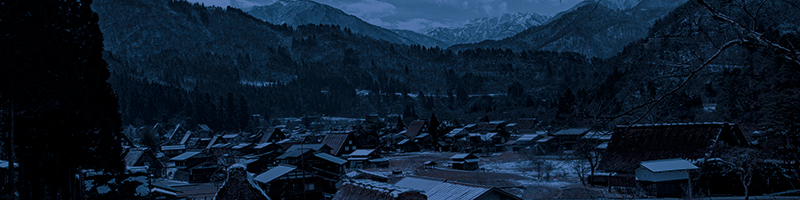 Un village d'antan couvert de neige, teinte de photo de nuit